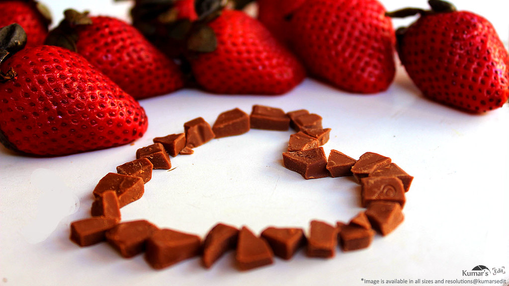 Fresas frescas y corazón de trozos de chocolate